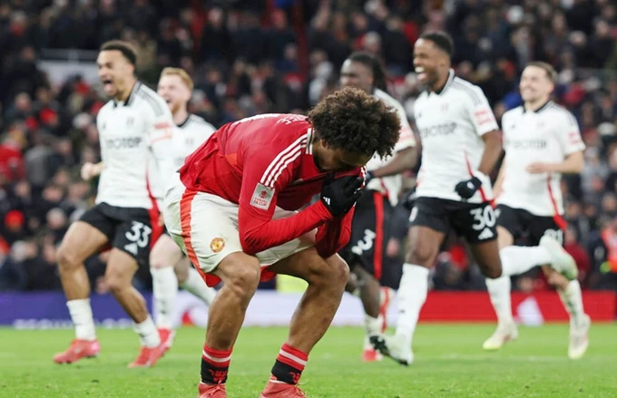 Joshua Zirkzee sút hỏng quả luân lưu cuối khiến Man.United thua Fulham 3-4 trong loạt đấu súng.