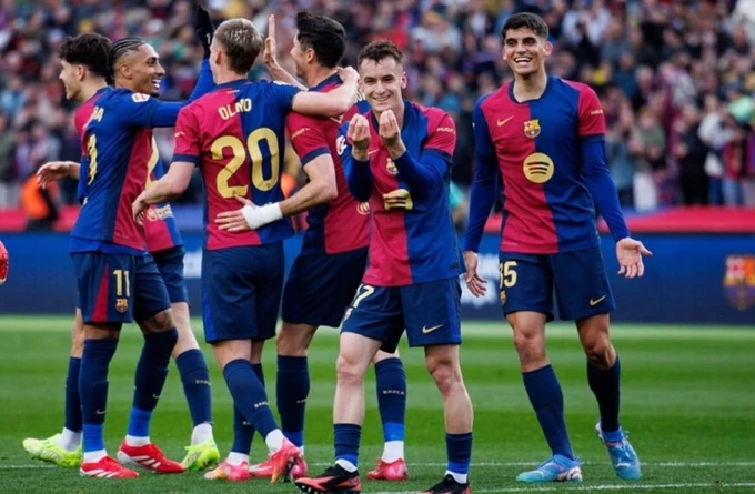 Barcelona dễ dàng đánh bại 10 cầu thủ Sociedad 4-0 để giành lại vị trí dẫn đầu tại La Liga. 