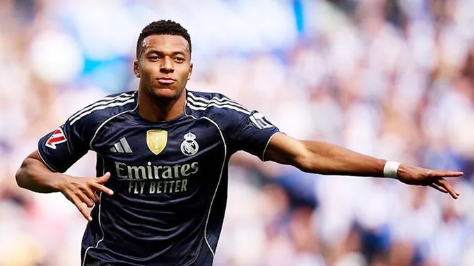 Kylian Mbappe ghi bàn và kiến tạo giúp 10 cầu thủ Real Madrid thắng 2-1 trên sân Real Sociedad.