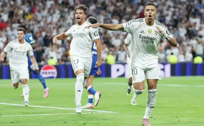 Kylian Mbappe thực hiện hai quả phạt đền giúp Real Madrid ngược dòng đánh bại Marseille 2-1.