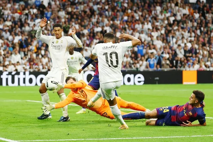 Kylian Mbappe tiếp tục phong độ ghi bàn giúp Real Madrid đánh bại Barcelona 2-1.
