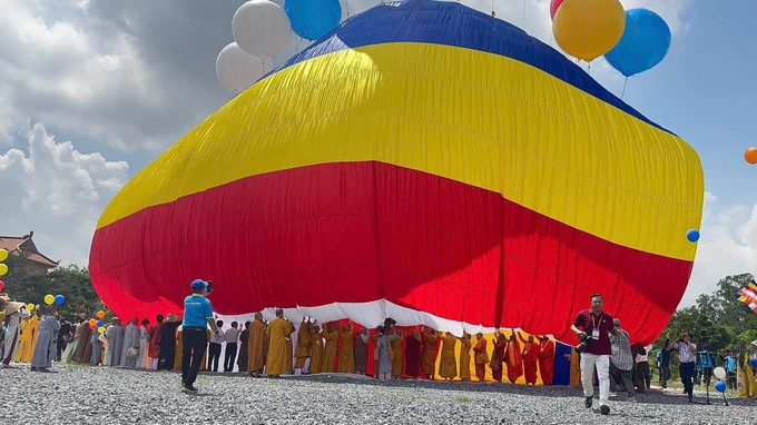 Thượng đạo kỳ Phật giáo 500m2 tại Đại lễ Vesak 2025. Ảnh: THẢO TÂM z6570512528469_e93874d4df8d66b36f4c0c24546a8802.jpg