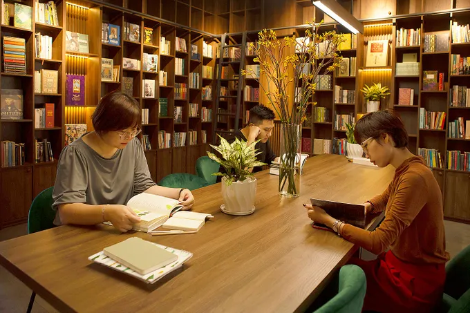 Đọc sách trong không gian yên tĩnh