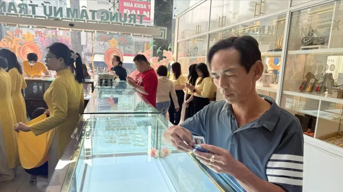 Giá vàng nhẫn giảm nửa triệu đồng/lượng, giá vàng miếng SJC "bất động"