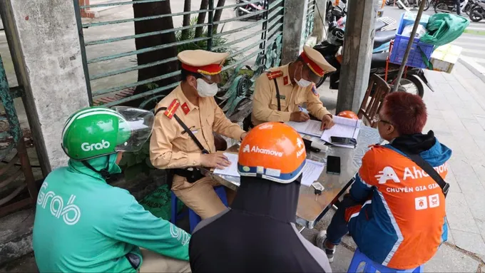 Một số trường hợp xe ôm công nghệ vi phạm về trật tự an toàn giao thông