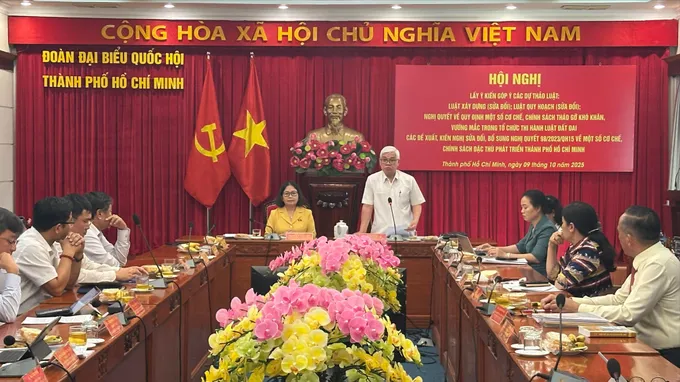 Hội nghị lấy ý kiến góp ý các dự thảo các Luật Xây dựng (sửa đổi), Luật Quy hoạch (sửa đổi) và đề xuất, kiến nghị sửa đổi, bổ sung Nghị quyết 98/2023/QH15. Ảnh: THANH HIỀN