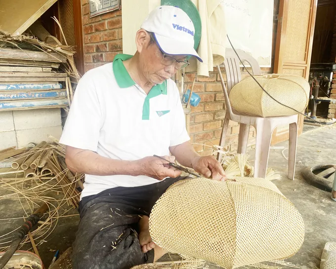 Nghệ nhân kiểm tra, chỉnh sửa từng sản phẩm sau khi thợ thực hiện