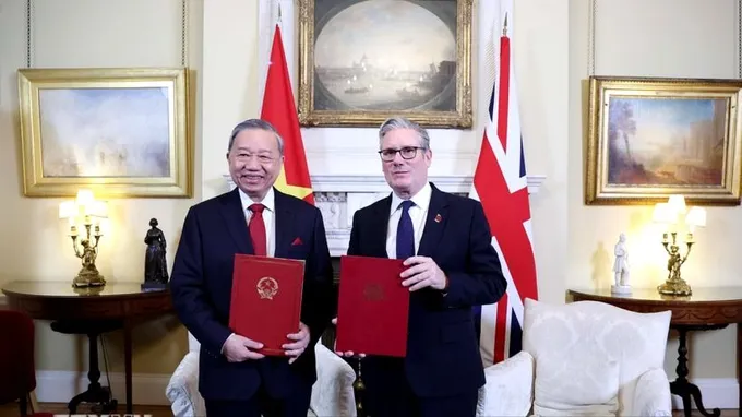Tổng Bí thư Tô Lâm và Thủ tướng Liên hiệp Vương quốc Anh và Bắc Ireland Keir Starmer trao Tuyên bố chung về nâng cấp quan hệ Việt Nam - Anh lên Đối tác chiến lược toàn diện. Ảnh: Thống Nhất/TTXVN tongbithu_tolam5.jpg