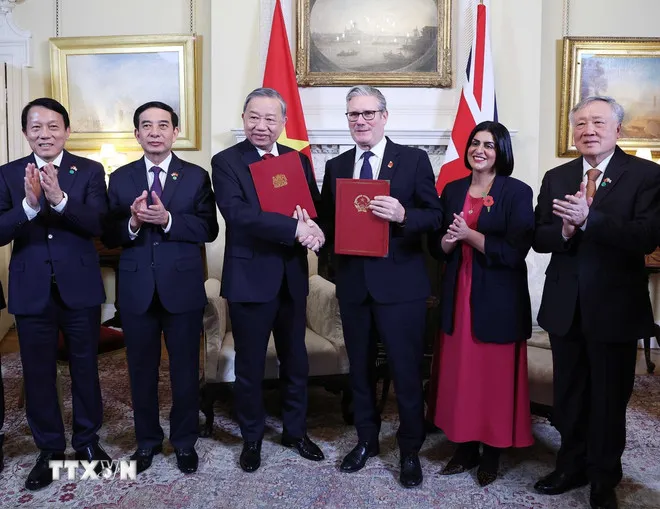Tổng Bí thư Tô Lâm và Thủ tướng Liên hiệp Vương quốc Anh và Bắc Ireland Keir Starmer trao Tuyên bố chung về nâng cấp quan hệ Việt Nam - Anh lên Đối tác chiến lược toàn diện. Ảnh: Thống Nhất/TTXVN tongbithu_tolam8.jpg