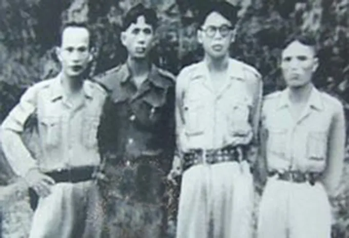 Tướng Nguyễn Bình (thứ hai, phải sang) cùng các đồng chí Lê Duẩn, Huỳnh Văn Nghệ, Dương Quốc Chính tại chiến khu D. (Ảnh tư liệu của Ban liên lạc đồng hương Hải Phòng tại TPHCM)