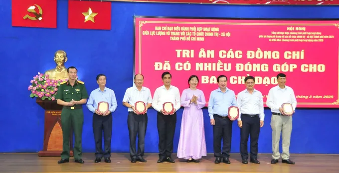 Ban tổ chức trao quà tri ân các đồng chí đã có nhiều đóng góp cho Ban chỉ đạo nghỉ hưu, nghỉ công tác năm 2025. Ảnh: VIỆT DŨNG z6373749672234-617d063a5c211d4b5a7ed77b47b6f31f-3246-5234.jpg
