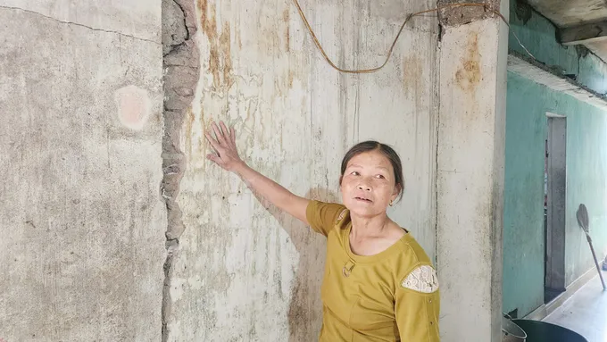 Người dân ở thôn Hòa Sơn (xã Cẩm Thịnh, huyện Cẩm Xuyên, Hà Tĩnh) lo lắng vì tường nhà bị nứt, mất an toàn