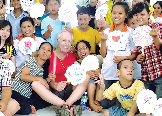 Ông Matthew Keenan với các trẻ em nạn nhân chất độc da cam tại Đà Nẵng. Ảnh: NVCC viber_image_2025-03-27_22-19-35-539.jpg