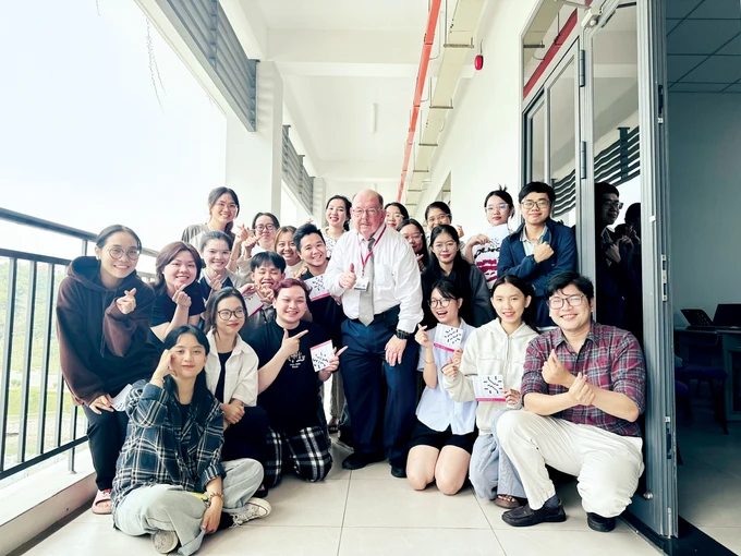 Giáo sư thỉnh giảng Michael Gormalley với các sinh viên Trường ĐH Khoa học xã hội và nhân văn, ĐH Quốc gia TPHCM. Ảnh: NVCC viber_image_2025-03-27_22-20-59-653.jpg