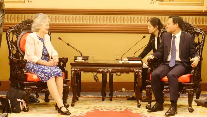 Phó Chủ tịch UBND TPHCM Bùi Xuân Cường tiếp bà Frances Adamson, Thống đốc bang Nam Úc. Ảnh: PHƯƠNG NAM 5.jpg