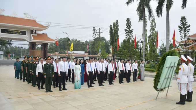 Đoàn đại biểu Thành ủy - HĐND - UBND - Ủy ban MTTQ Việt Nam TPHCM viếng và dâng hương, dâng hoa các Anh hùng liệt sĩ