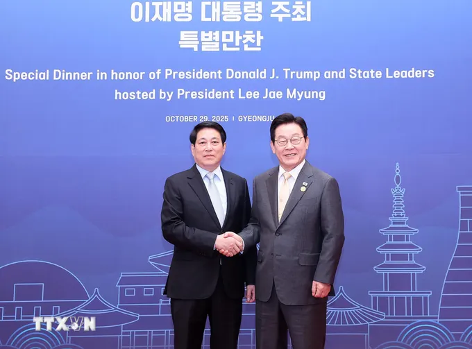 Tổng thống Hàn Quốc Lee Jae Myung đón Chủ tịch nước Lương Cường tại tiệc chiêu đãi. Ảnh: TTXVN chu-tich-nuoc-du-chieu-dai-chao-mung-cua-tong-thong-han-quoc-8372865.jpg