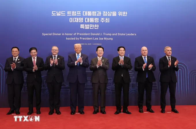 Chủ tịch nước Lương Cường, Tổng thống Hàn Quốc Lee Jae Myung và lãnh đạo các nền kinh tế chụp ảnh chung. Ảnh: TTXVN chu-tich-nuoc-du-chieu-dai-chao-mung-cua-tong-thong-han-quoc-8372872-3.jpg