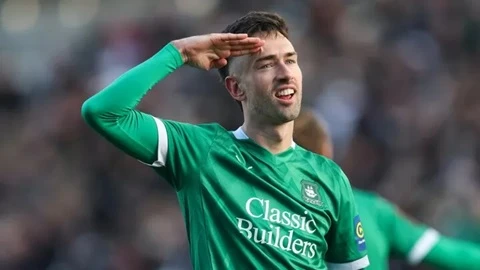 Ryan Hardie ăn mừng bàn thắng vào lưới Liverpool