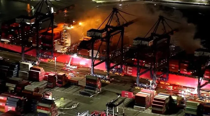 Ngọn lửa bùng phát trên một tàu container chở vật liệu nguy hiểm tại Cảng Los Angeles. Ảnh: KNBC