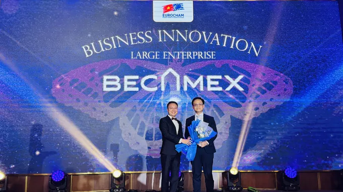 Tập đoàn Becamex của TPHCM (Việt Nam) nhận giải đổi mới kinh doanh tại lễ trao giải. Ảnh: ĐÌNH DƯ