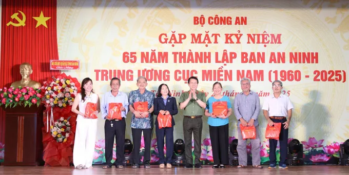 Bộ trưởng Lương Tam Quang tặng quà tri ân các đồng chí nguyên cán bộ Ban An ninh Trung ương Cục miền Nam và thân nhân gap4-1753158279399 (1).jpg