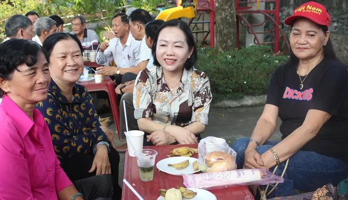 Bí thư Đảng ủy phường Nguyễn Thu Cúc (thứ 2, từ trái sang) cafe sáng với người dân z6874554226891_8130b87248ec0cd8e6cc3e9892aa196c.jpg