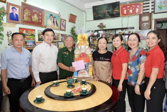Đồng chí Hà Phước Thắng đến thăm, tri ân đồng chí Đỗ Văn Tuyển. Ảnh: LÊ MINH 0096797fda1868463109.jpg