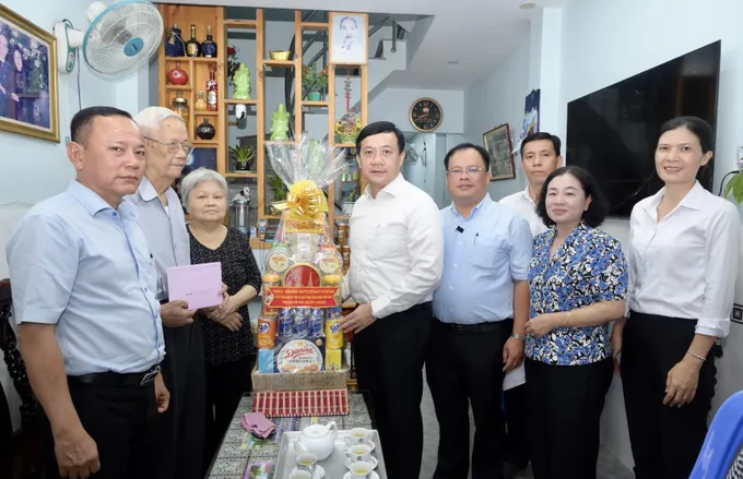 Đồng chí Hà Phước Thắng đến thăm, tri ân đồng chí Nguyễn Văn Ri. Ảnh: LÊ MINH 89251745cf227d7c2433.jpg