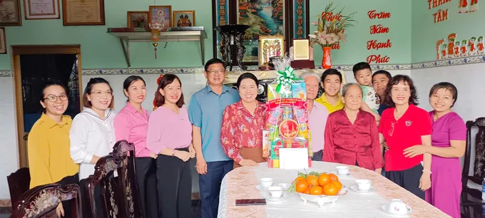 Đồng chí Nguyễn Trần Phượng Trân thăm, tri ân đồng chí Trần Thanh Nghĩa. Ảnh: N.NGỌC b7782bae07cab594ecdb.jpg