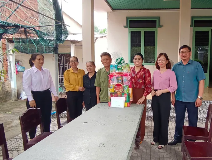 Đồng chí Nguyễn Trần Phượng Trân đến thăm, tri ân đồng chí Lê Văn Sang. Ảnh: N.NGỌC d555514cc72975772c38.jpg