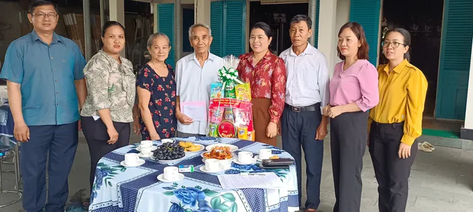 Đồng chí Nguyễn Trần Phượng Trân đến thăm, tri ân đồng chí Nguyễn Văn Lơ. Ảnh: N.NGỌC daede7391d5caf02f64d.jpg