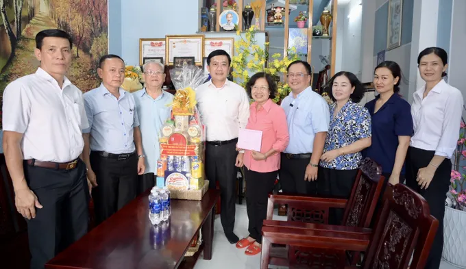 Đồng chí Hà Phước Thắng đến thăm, tặng quà tri ân đồng chí Phạm Thanh Long. Ảnh: LÊ MINH ea6ebd6c600bd2558b1a.jpg