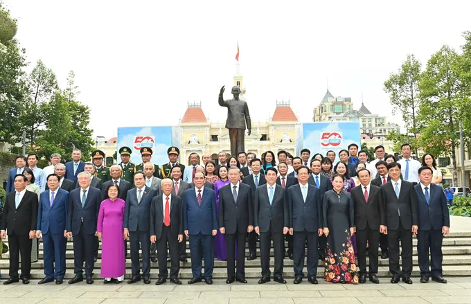 Tổng Bí thư Tô Lâm và các đồng chí lãnh đạo, nguyên lãnh đạo Đảng, Nhà nước chụp ảnh lưu niệm trước Tượng đài Chủ tịch Hồ Chí Minh (quận 1, TPHCM) IMG_2519.jpeg