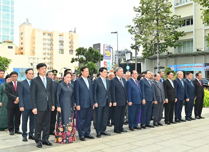 Tổng Bí thư Tô Lâm cùng đoàn đại biểu đặt vòng hoa, tưởng nhớ Chủ tịch Hồ Chí Minh tại Công viên Tượng đài Chủ tịch Hồ Chí Minh. Ảnh: VIỆT DŨNG IMG_2524.jpeg