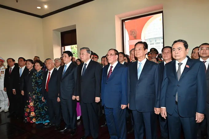 Tổng Bí thư Tô Lâm và các đồng chí lãnh đạo, nguyên lãnh đạo Đảng, Nhà nước dâng hoa, dâng hương tưởng nhớ Chủ tịch Hồ Chí Minh tại Bảo tàng Hồ Chí Minh - Chi nhánh TPHCM (quận 4). Ảnh: VIỆT DŨNG IMG_2528.jpeg