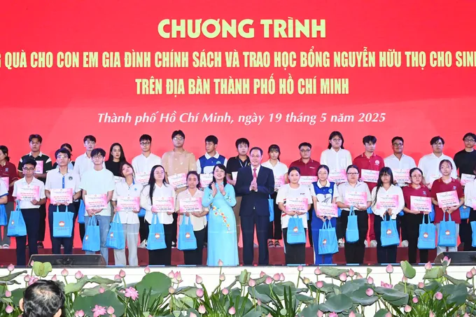 Chủ nhiệm Ủy ban Kiểm tra Thành ủy TPHCM Trần Kim Yến và Phó Chủ tịch Thường trực Ủy ban MTTQ Việt Nam TPHCM Nguyễn Thành Trung trao học bổng Nguyễn Hữu Thọ. Ảnh: VIỆT DŨNG 081e3c3bc714724a2b05.jpg