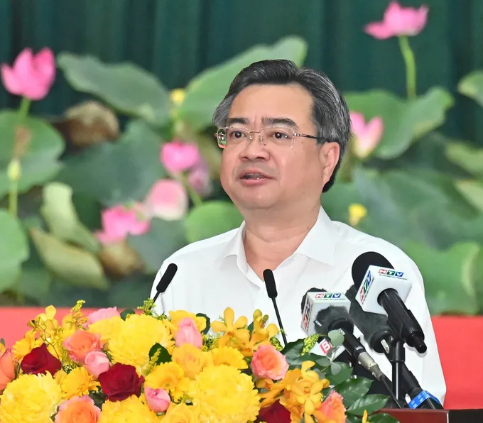 Phó Bí thư Thường trực Thành ủy TPHCM Nguyễn Thanh Nghị trình bày báo cáo tóm tắt về tình hình triển khai thực hiện các nhiệm vụ trọng tâm tại 3 địa phương: TPHCM, Bà Rịa – Vũng Tàu, Bình Dương. Ảnh: VIỆT DŨNG 3c3502017e66c9389077.jpg