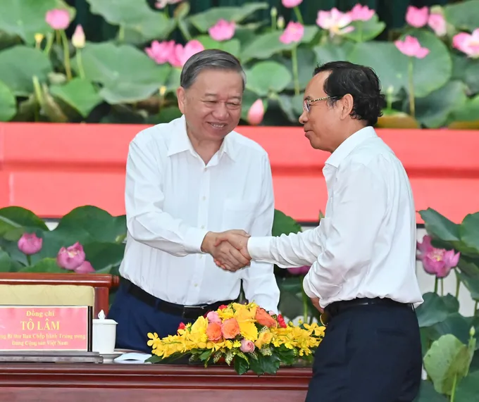 Tổng Bí thư Tô Lâm và Bí thư Thành ủy TPHCM Nguyễn Văn Nên. Ảnh: VIỆT DŨNG b094b327e8445f1a0655.jpg