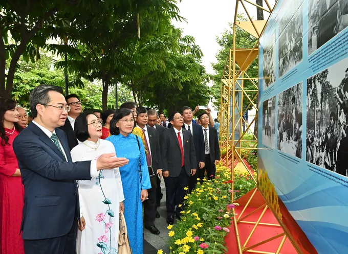 Các đại biểu tham quan triển lãm. Ảnh: VIỆT DŨNG IMG_6455.jpeg