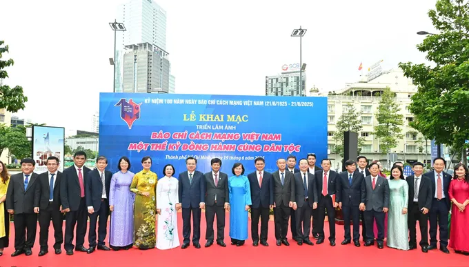 Phó Bí thư Thường trực Thành ủy TPHCM Nguyễn Thanh Nghị cùng các đại biểu dự triển lãm ảnh. Ảnh: VIỆT DŨNG IMG_6456.jpeg
