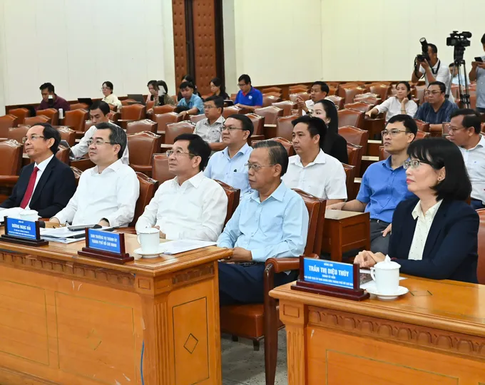 Lãnh đạo TPHCM dự hội nghị tại điểm cầu ở trụ sở HĐND - UBND TPHCM. Ảnh: VIỆT DŨNG 6b28038b9f4728197156.jpg