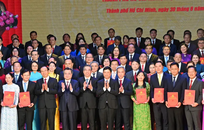 Thường trực Thành ủy TPHCM chúc mừng 168 Bí thư phường, xã, đặc khu. Ảnh: VIỆT DŨNG 9e7d7c2477aec0f099bf.jpg