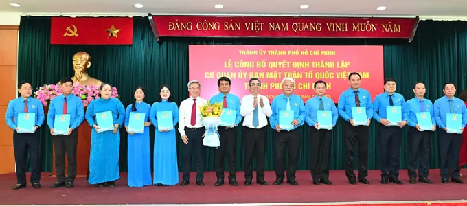 Đồng chí Nguyễn Phước Lộc và đồng chí Đặng Minh Thông trao các Quyết định công nhận Chủ tịch và các Phó Chủ tịch Liên đoàn Lao động TPHCM. Ảnh: VIỆT DŨNG 088c0abc840c33526a1d.jpg