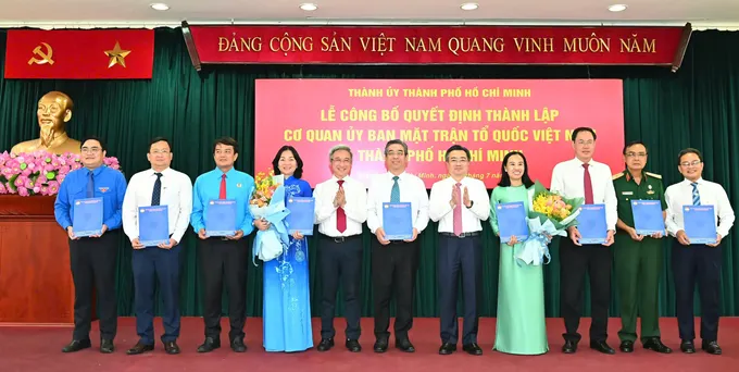 Đồng chí Nguyễn Thanh Nghị và đồng chí Đặng Minh Thông trao các Quyết định, tặng hoa chúc mừng các đồng chí trong Ban Thường trực Ủy ban MTTQ Việt Nam TPHCM. Ảnh: VIỆT DŨNG 16316807e6b751e908a6.jpg