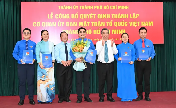 Đồng chí Nguyễn Phước Lộc và đồng chí Phạm Thành Kiên, Phó Chủ tịch Thường trực HĐND TPHCM, trao Quyết định công nhận Bí thư, các Phó Bí thư Thành đoàn TPHCM. Ảnh: VIỆT DŨNG 164a82460cf6bba8e2e7.jpg