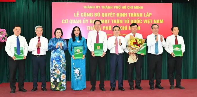 Đồng chí Nguyễn Thanh Nghị trao Quyết định công nhận Chủ tịch, các Phó Chủ tịch Hội Nông dân TPHCM. Ảnh: VIỆT DŨNG 5d235e02d0b267ec3ea3.jpg