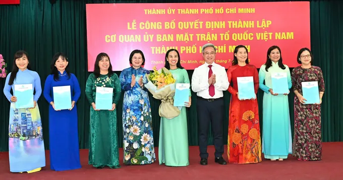Đồng chí Đặng Minh Thông trao các Quyết định công nhận Chủ tịch, các Phó Chủ tịch Hội Liên hiệp Phụ nữ TPHCM. Ảnh: VIỆT DŨNG cd0dc50a4bbafce4a5ab.jpg