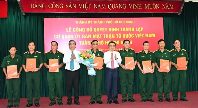 Đồng chí Nguyễn Thanh Nghị và đồng chí Nguyễn Phước Lộc trao các Quyết định công nhận Chủ tịch, các Phó Chủ tịch Hội Cựu chiến binh TPHCM. Ảnh: VIỆT DŨNG e000e82a669ad1c4888b.jpg