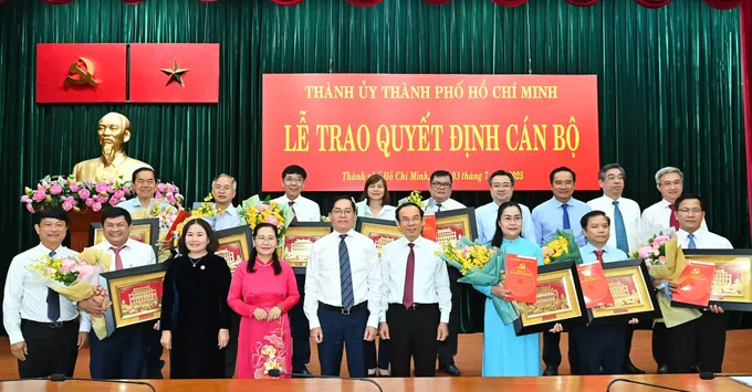 Thường trực Thành ủy TPHCM tặng hoa và quà lưu niệm đến các đồng chí nghỉ hưu trước tuổi. Ảnh: VIỆT DŨNG IMG_7507.jpeg